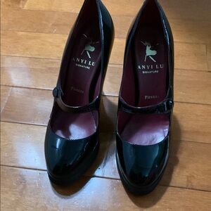 Anyi Lu Black Heels with Timeless Sophistication